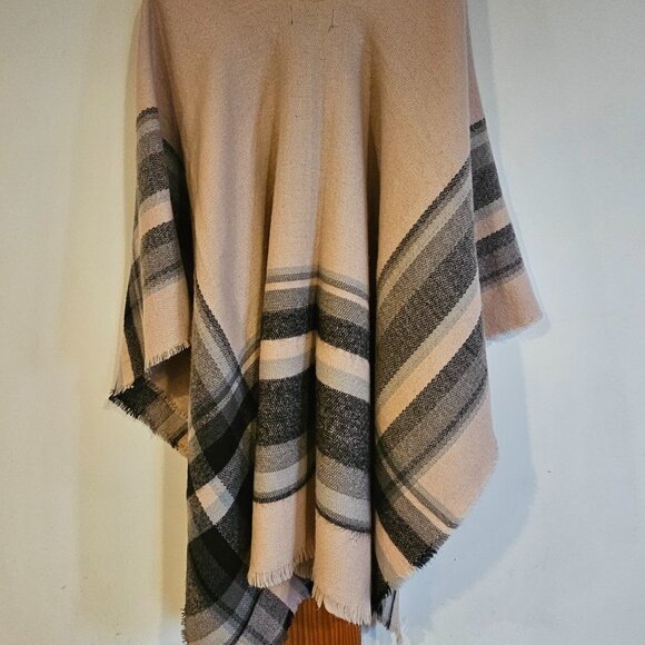 Pink and black poncho with buckle - Picture 6 of 9